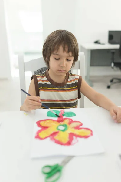 Little boy at home drawing and playing — Stock Photo, Image