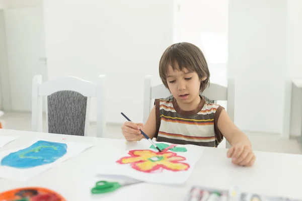 Niño en casa dibujando y jugando —  Fotos de Stock