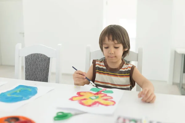 Menino em casa desenhando e brincando — Fotografia de Stock