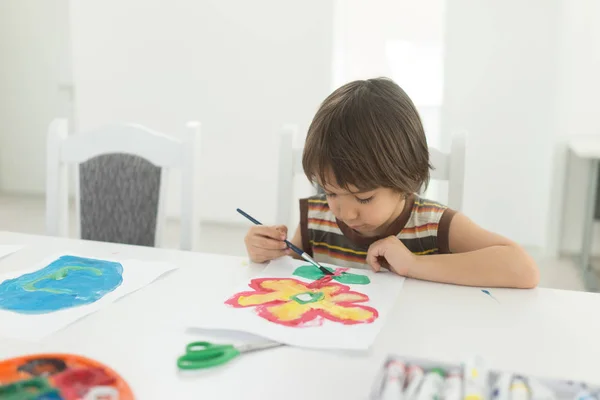 Niño en casa dibujando y jugando —  Fotos de Stock