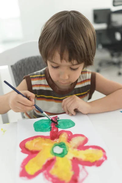 Menino em casa desenhando e brincando — Fotografia de Stock