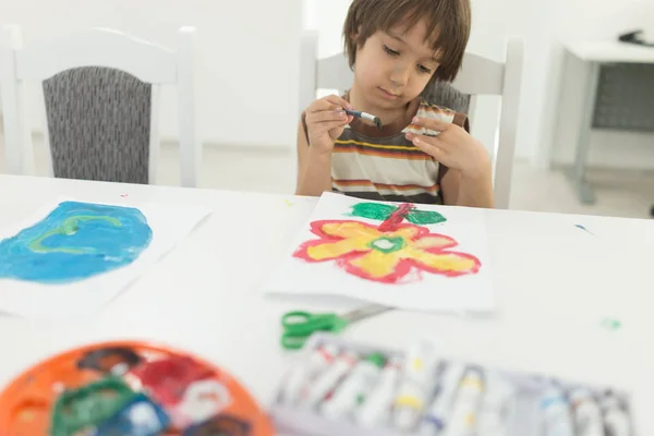 Kleiner Junge zu Hause zeichnet und spielt — Stockfoto