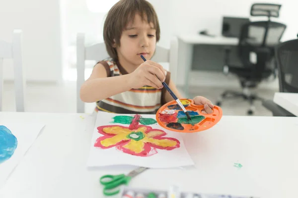 Menino em casa desenhando e brincando — Fotografia de Stock