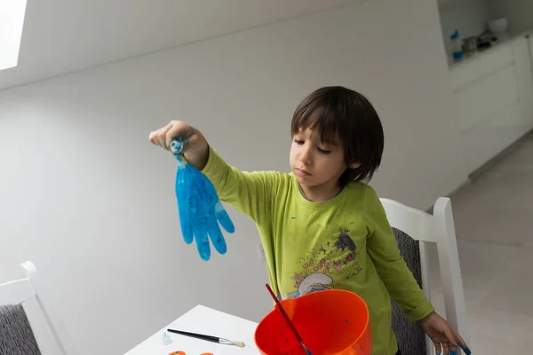 Niño en casa dibujando y jugando —  Fotos de Stock