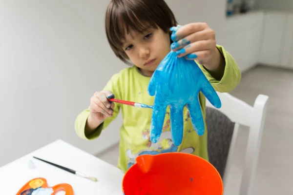 Kleine jongen thuis tekenen en spelen — Stockfoto