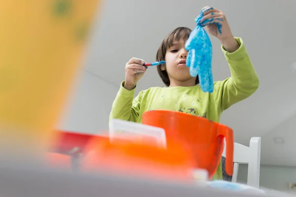 Menino em casa desenhando e brincando — Fotografia de Stock