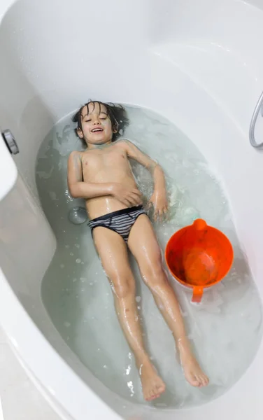 W domu małe dziecko szczęśliwy grając w łazience zabawy w batht — Zdjęcie stockowe