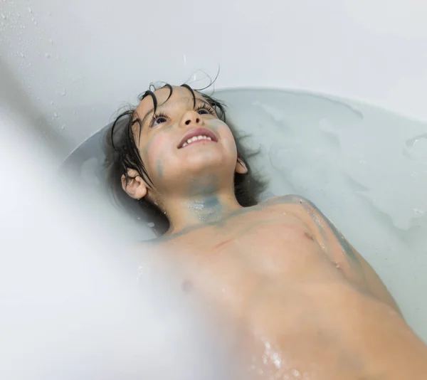 Klein gelukkig kind thuis spelen in badkamer plezier in batht — Stockfoto