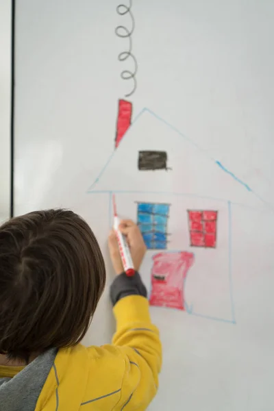 Rommelig kind tekenen en schilderen — Stockfoto