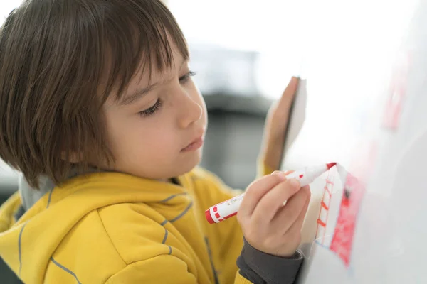Malý chlapec doma kreslení a hraní — Stock fotografie