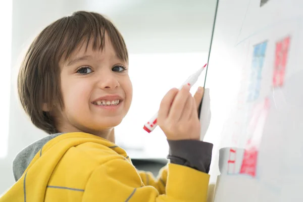 Menino em casa desenhando e brincando — Fotografia de Stock