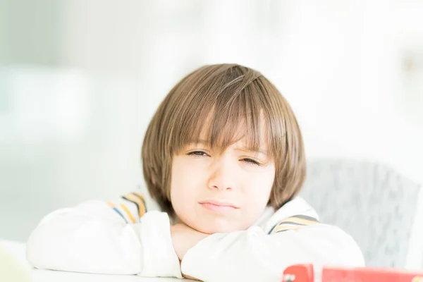 Junge spielt mit No-Name-Spielzeug — Stockfoto