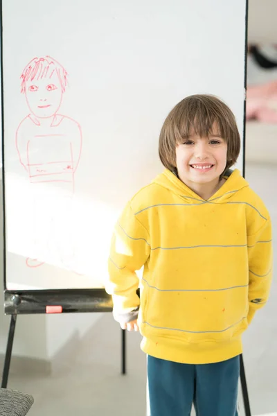 Kleiner Junge zu Hause zeichnet und spielt — Stockfoto