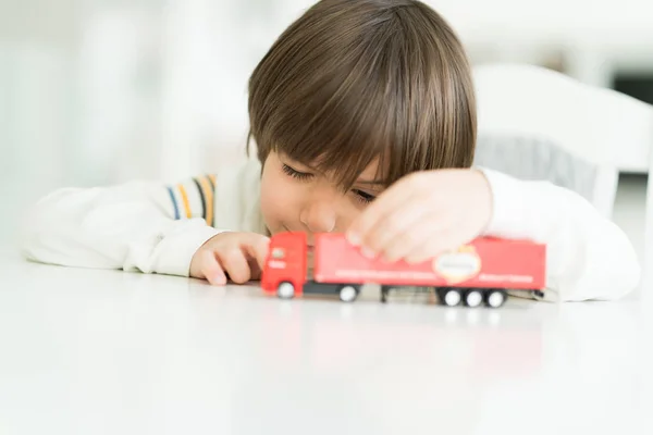 Pojke som leker med inga namn truck leksak — Stockfoto
