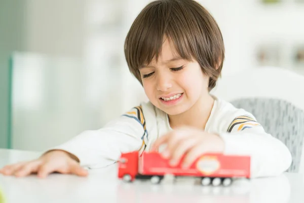 ない名前のトラックのおもちゃで遊ぶ少年 — ストック写真