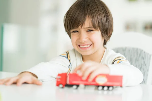 ない名前のトラックのおもちゃで遊ぶ少年 — ストック写真