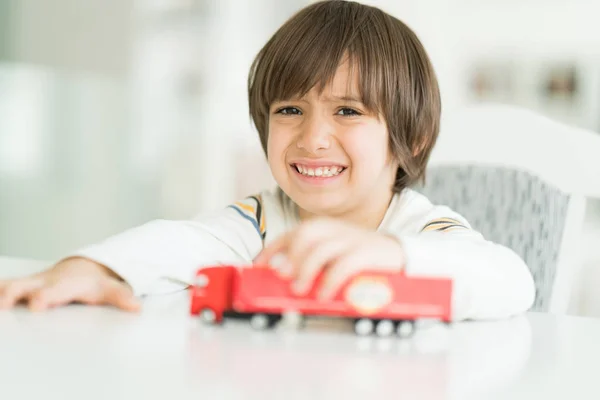 Ragazzo che gioca senza nome giocattolo camion — Foto Stock