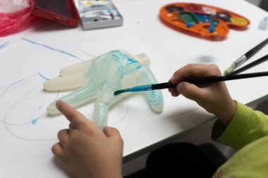 Küçük çocuk evde çizim ve oyun