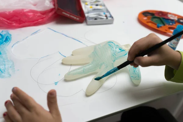 Menino em casa desenhando e brincando — Fotografia de Stock