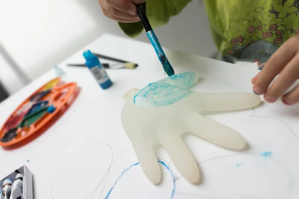 Menino em casa desenhando e brincando — Fotografia de Stock