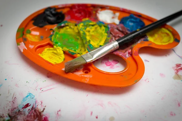 Rendetlen gyerek, rajz és festés — Stock Fotó
