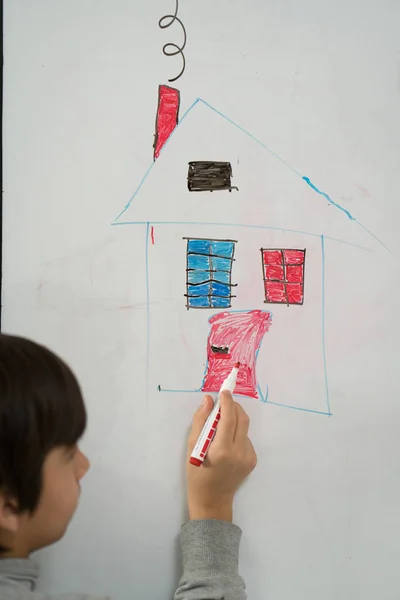 Rommelig kind tekenen en schilderen — Stockfoto