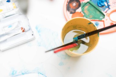 Dağınık çocuk çizim ve boyama