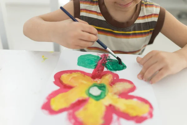 Menino em casa desenhando e brincando — Fotografia de Stock