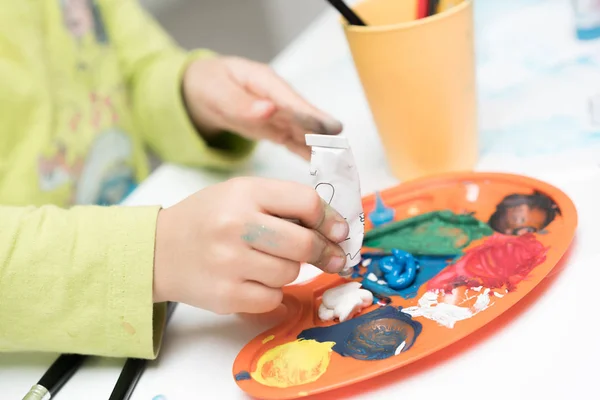 Rommelig kind tekenen en schilderen — Stockfoto