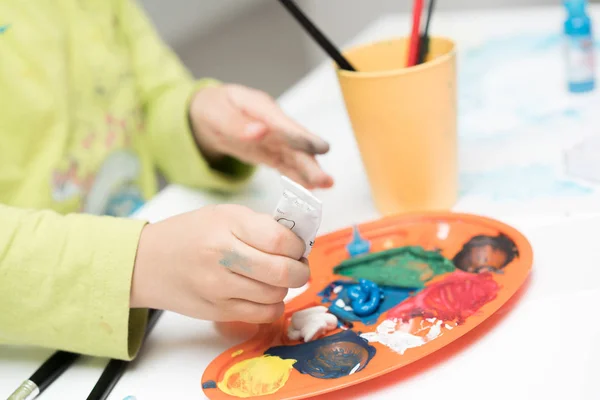Desenho e pintura de criança bagunçada — Fotografia de Stock