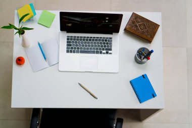 dizüstü bilgisayar ve ofis donanımları ile çalışma alanı görüntüle 
