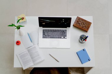 dizüstü bilgisayar ve ofis donanımları ile çalışma alanı görüntüle 