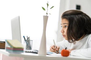 Genç erkek girişimci masada oturan ve dizüstü bilgisayarda çalışma sırasında çalışma