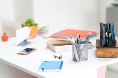 dizüstü bilgisayar ve ofis donanımları ile çalışma alanı görüntüle 