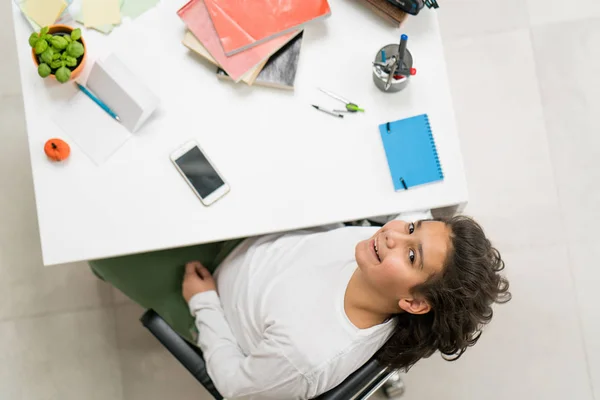 Genç Erkek Girişimci Masada Oturan Dizüstü Bilgisayarda Çalışma Sırasında Çalışma — Stok fotoğraf