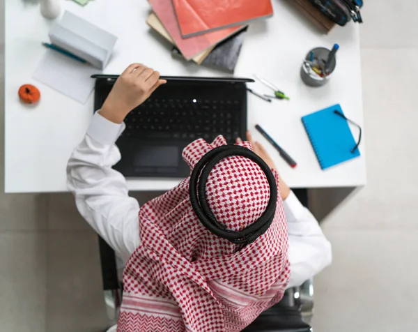 Νεαρός Άραβας Επιχειρηματίας Που Εργάζεται Φορητό Υπολογιστή Στο Γραφείο — Φωτογραφία Αρχείου
