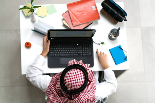 Νεαρός Άραβας Επιχειρηματίας Που Εργάζεται Φορητό Υπολογιστή Στο Γραφείο — Φωτογραφία Αρχείου