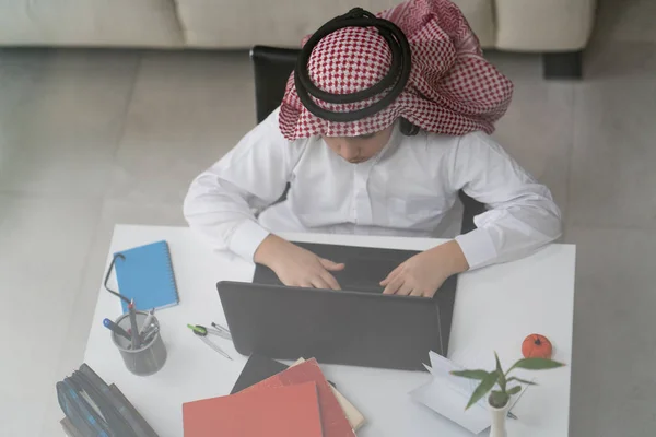 Jonge Arabische Zakenman Bezig Met Laptop Aan Balie — Stockfoto