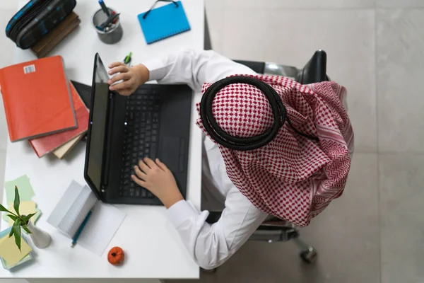 Giovane Uomo Affari Arabo Che Lavora Laptop Alla Scrivania — Foto Stock