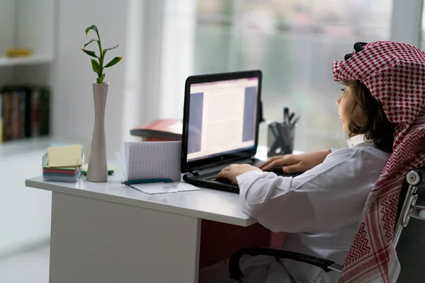 Unga Arabiska Affärsman Arbetar Laptop Skrivbord — Stockfoto
