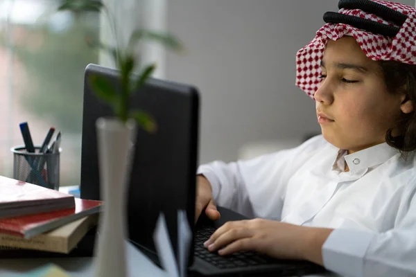 Jonge Arabische Zakenman Bezig Met Laptop Aan Balie — Stockfoto