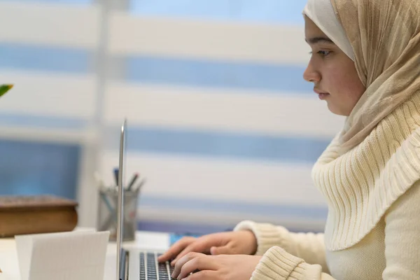 Muslimsk Flicka Som Arbetar Laptop Hemma Kontor — Stockfoto