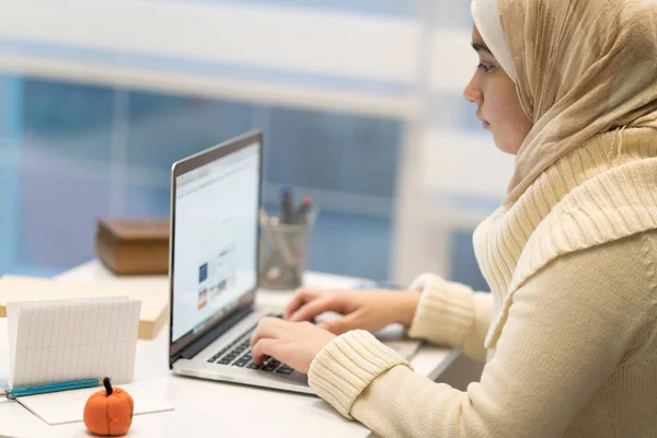在家里的办公室里做笔记本电脑的年轻穆斯林女孩 — 图库照片