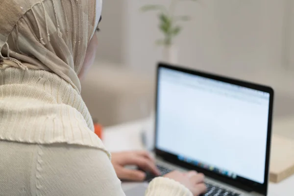 Giovane Ragazza Musulmana Che Lavora Sul Computer Portatile Casa Ufficio — Foto Stock