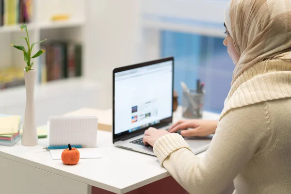 Giovane Ragazza Musulmana Che Lavora Sul Computer Portatile Casa Ufficio — Foto Stock