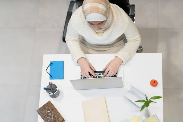 Mladá Muslimská Dívka Pracující Laptop Domácí Kancelář — Stock fotografie