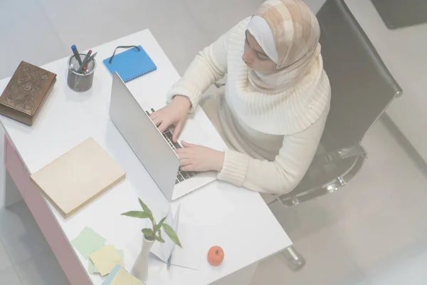 Giovane Ragazza Musulmana Che Lavora Sul Computer Portatile Casa Ufficio — Foto Stock