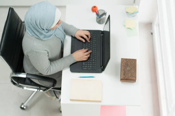 Giovane Ragazza Musulmana Che Lavora Sul Computer Portatile Casa Ufficio — Foto Stock