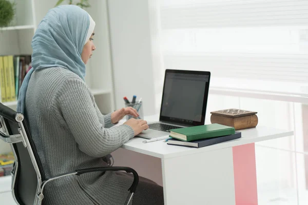 Μουσουλμανική Κοπέλα Που Εργάζεται Φορητό Υπολογιστή Στο Σπίτι Γραφείο — Φωτογραφία Αρχείου