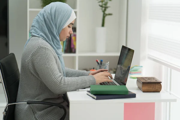 Mladá Muslimská Dívka Pracující Laptop Domácí Kancelář — Stock fotografie